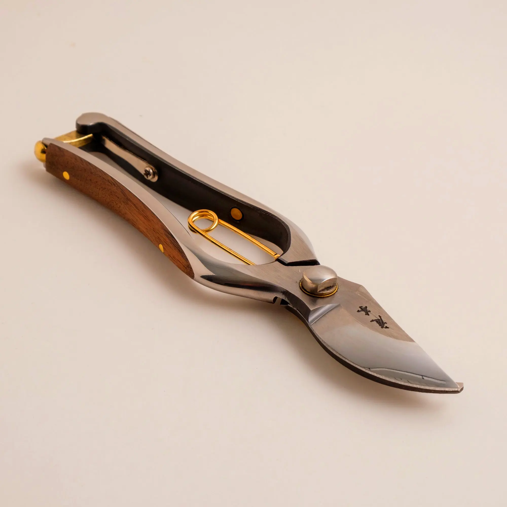 Kurumi Secateurs Premium Gardening Shears – Premium pruning shears for precision cutting in garden, patio, or greenhouse. Durable and ergonomic.